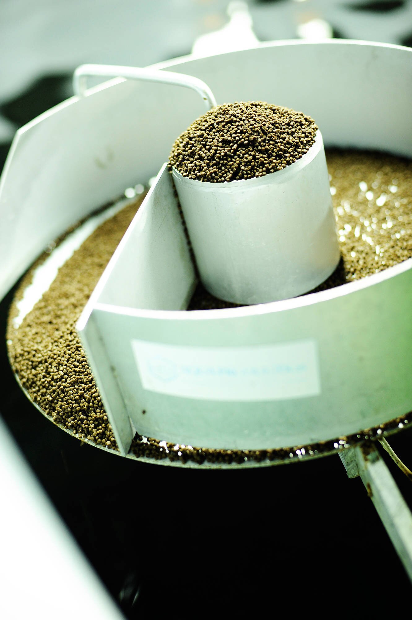 L'alimentation norvégienne du saumon contient environ 25 % de soja. Le soja est riche en protéines et il est importé sous la forme de concentré de protéines de soja.