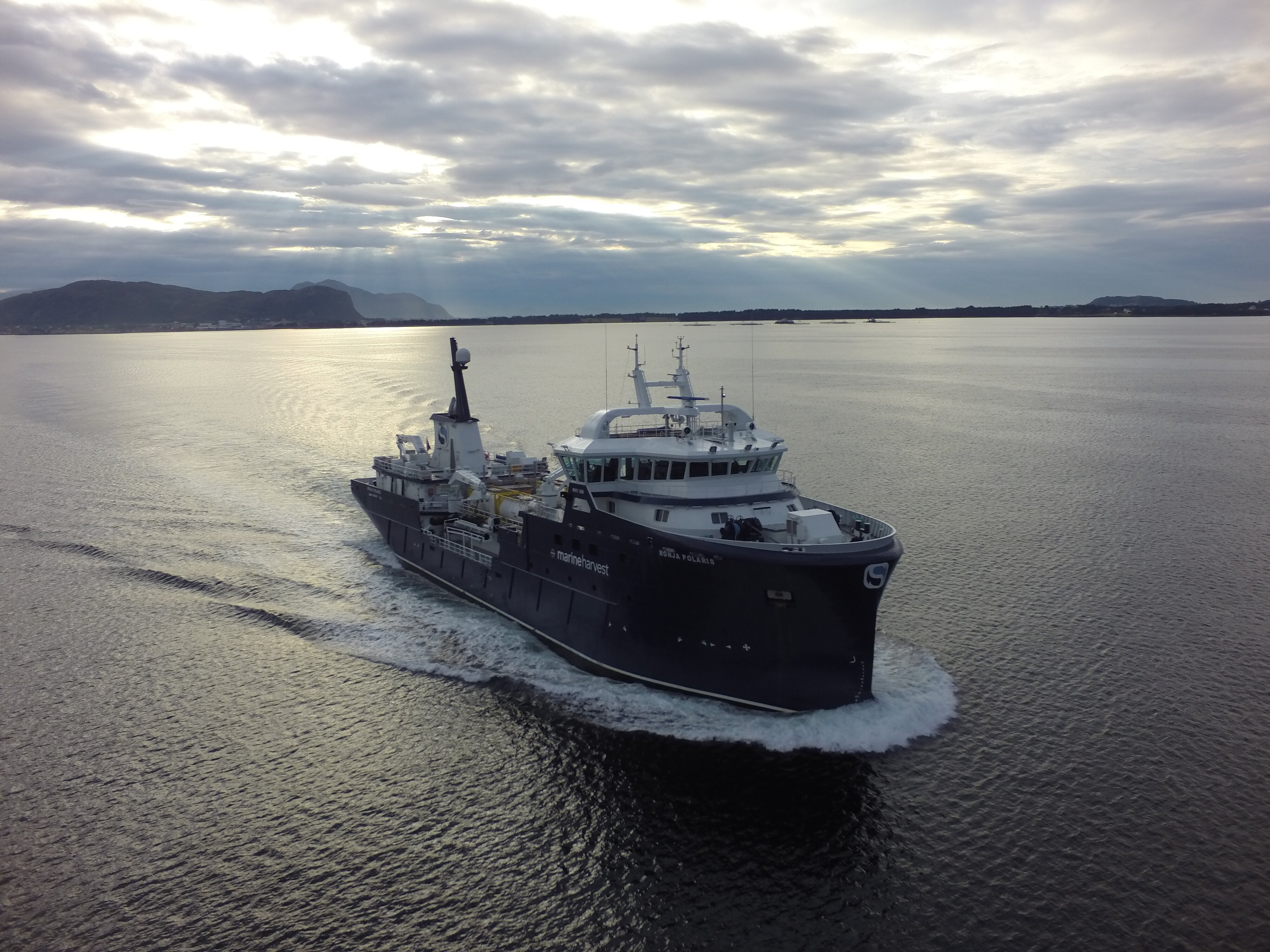 Le bateau "Ronja Polaris" transportant du saumon vers le nord depuis Ålesund. On voit les communes de Valderøy et Vigra au fond.